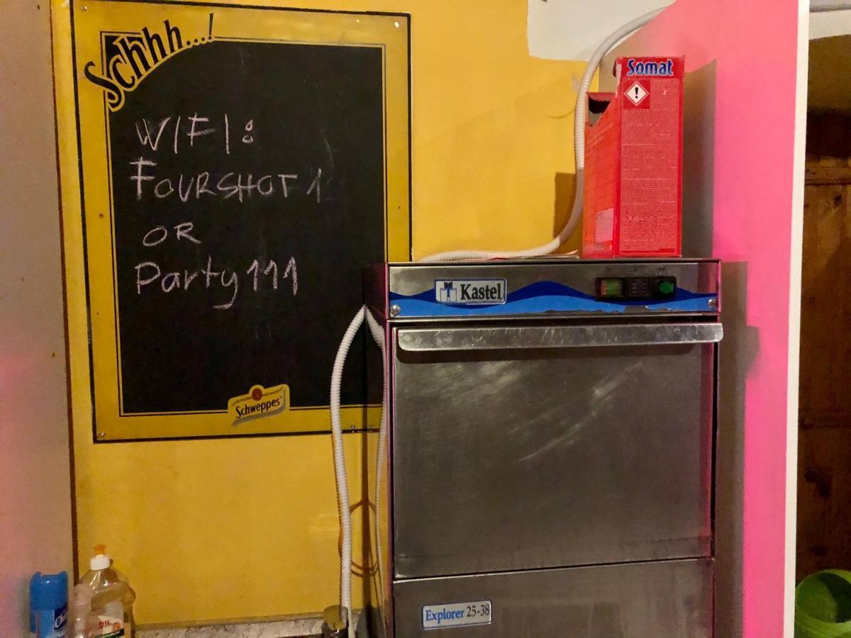 Whole Basemenet Former Pub4 Stag Do/Hen Party Βουδαπέστη Εξωτερικό φωτογραφία