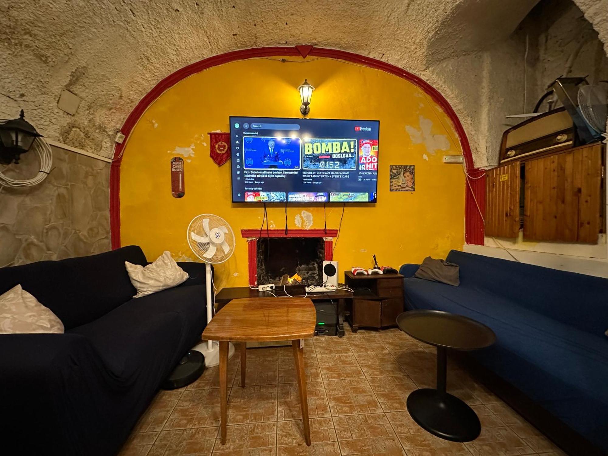 Whole Basemenet Former Pub4 Stag Do/Hen Party Βουδαπέστη Εξωτερικό φωτογραφία
